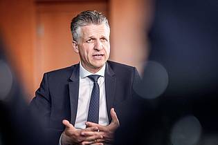 Michael Kappeler/dpa | Kanzleramtschef Frei sieht Handlungsbedarf bei den Geheimdiensten.