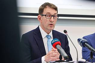 Peter Gercke/dpa-Zentralbild/dpa | Winfried Kluth ist Professor für Öffentliches Recht an der Martin-Luther-Universität Halle-Wittenberg und derzeit Vorsitzender des Sachverständigenrats für Integration und Migration. (Archivbild)