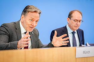 Kay Nietfeld/dpa | Das Bundeslagebild Cybercrime 2024 stellt BKA-Präsident Holger Münch zusammen mit Bundesinnenminister Alexander Dobrindt (CSU) vor.