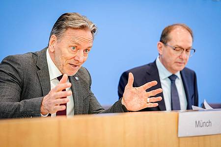 Kay Nietfeld/dpa | Das Bundeslagebild Cybercrime 2024 stellt BKA-Präsident Holger Münch zusammen mit Bundesinnenminister Alexander Dobrindt (CSU) vor.