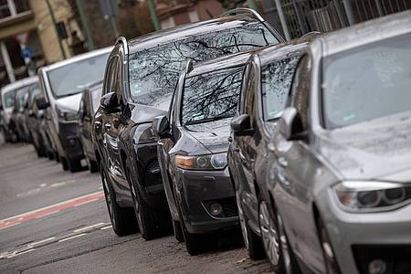Sebastian Gollnow/dpa | Die durchschnittliche Höhe der Motorhauben von Autos hat sich laut einer Studie seit 2010 jährlich um 0,5 Zentimeter erhöht. (Archivbild)