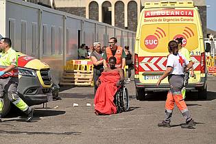 Europa Press Canarias/EUROPA PRESS/dpa | An Bord des Bootes waren viele Frauen und Kinder.