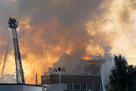 Christoph Petersen/dpa | Die Flammen konnten über Stunden nur von außen bekämpft werden.