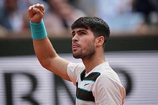 Christophe Ena/AP/dpa | Carlos Alcaraz feiert den Titel bei den French Open.