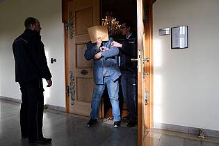Stefan Puchner/dpa | Weil er drei Menschen getötet hat, wurde der Mann zu lebenslanger Haft verurteilt. (Archivbild) 