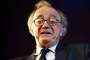 picture alliance / dpa | Hatte viel Sinn für Humor: der Pianist Alfred Brendel - hier im Jahr 2008 in Baden-Baden.