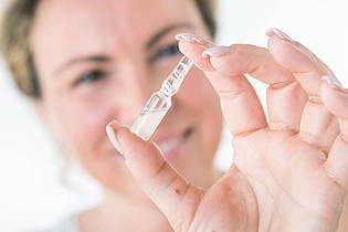 Christin Klose/dpa-tmn | Mit Vitaminen, Antioxidantien oder Peptiden: Spezielle Seren können die Hautschutzbarriere stärken.