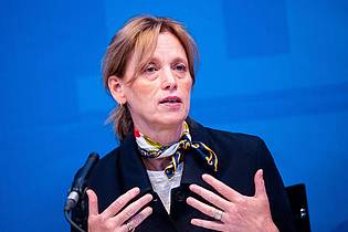 Daniel Bockwoldt/dpa | Kitas sind Ländersache. Bundesfamilienministerin Karin Prien (CDU) ist gegen pauschale Lösungen. (Archivbild)
