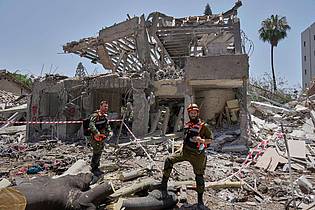 Bernat Armangue/AP/dpa | Die iranischen Gegenangriffe richteten schwere Schäden an.