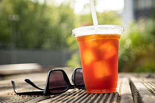 Christin Klose/dpa-tmn | Cold Brew Kaffee mit Eiswürfeln: Da bei der Mazeration keine Bitterstoffe gelöst werden, schmeckt er mild und weich.