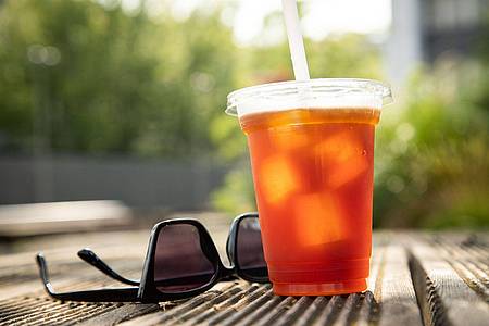 Christin Klose/dpa-tmn | Cold Brew Kaffee mit Eiswürfeln: Da bei der Mazeration keine Bitterstoffe gelöst werden, schmeckt er mild und weich.