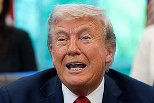 Alex Brandon/AP/dpa | Donald Trump lässt kein gutes Haar an seinem Vorgänger. (Archivbild)