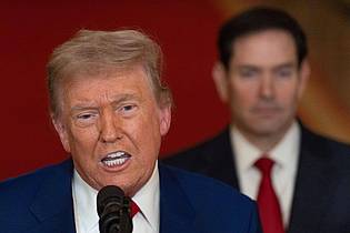 Carlos Barria/Reuters Pool via AP/dpa | US-Präsident Donald Trump spricht im Weißen Haus in Washington, nachdem das US-Militär iranische Nuklear- und Militäranlagen angegriffen hat.