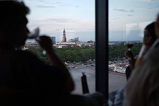 Marcus Brandt/dpa | Der Blick über Hamburg aus der Bar «Karo & Paul» im Bunker in St. Pauli ist ein Erlebnis. 