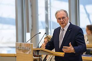 Klaus-Dietmar Gabbert/dpa | Sachsen-Anhalts Ministerpräsident Reiner Haseloff (CDU) würde nach eigenen Worten im Falle einer AfD-Regierung über einen Wegzug nachdenken