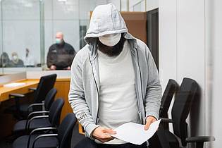 Julian Stratenschulte/dpa Pool/dpa | Abu Walaa 2021 vor dem Oberlandesgericht Celle - er klagt gegen seine Ausweisung nach seiner Haftentlassung. (Archivfoto)