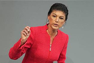 Michael Kappeler/dpa | BSW-Gründerin Sahra Wagenknecht sieht «Doppelmoral» bei Merz. (Archivbild)