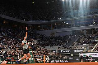 Lindsey Wasson/AP/dpa | Jannik Sinner gegen Arthur Rinderknech bestritten eine Night Session in Paris.