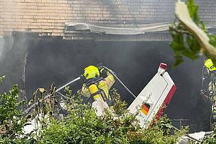 Sascha Rixkens/Einsatzreport Niederrhein/dpa | Ein Flugzeug ist auf ein Wohnhaus gestürzt.