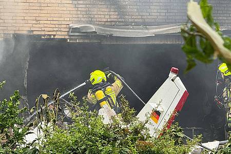 Sascha Rixkens/Einsatzreport Niederrhein/dpa | Ein Flugzeug ist auf ein Wohnhaus gestürzt.