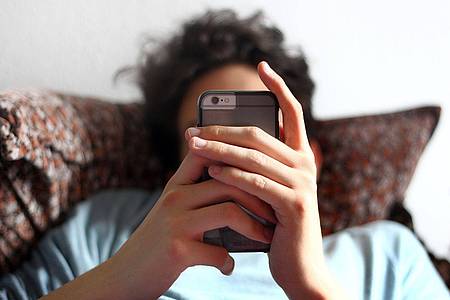 Karl-Josef Hildenbrand/dpa | Nur ein Viertel der Internet-Nutzer in Deutschland traut sich zu, Falschinformationen im Netz zu erkennen. 