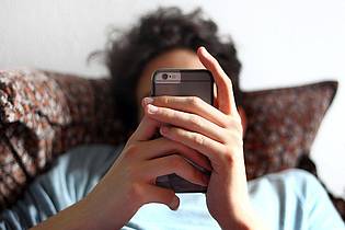 Karl-Josef Hildenbrand/dpa | Nur ein Viertel der Internet-Nutzer in Deutschland traut sich zu, Falschinformationen im Netz zu erkennen. 
