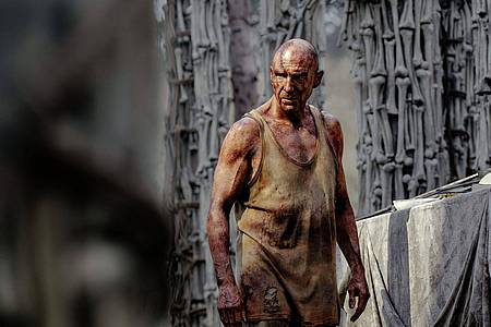 -/Sony/dpa | Ralph Fiennes spielt den Arzt Dr. Kelson, der jahrzehntelang allein lebte.