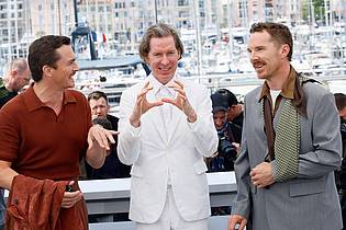Joel C Ryan/Invision/dpa | Wes Anderson (M.) mit Teilen des Schauspiel-Casts: Rupert Friend (l) und Benedict Cumberbatch. (Archivbild)