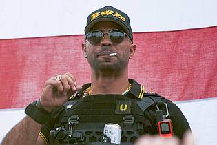 Allison Dinner/AP/dpa | «Proud Boys»-Anführer Henry «Enrique» Tarrio bekam die längste Haftstrafe aller Beteiligten. (Archivbild)