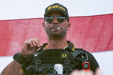 Allison Dinner/AP/dpa | «Proud Boys»-Anführer Henry «Enrique» Tarrio bekam die längste Haftstrafe aller Beteiligten. (Archivbild)