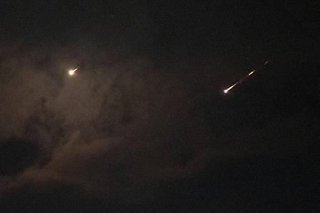 Ilia Yefimovich/dpa | Erneut feuert der Iran Raketen auf Israel ab.  
