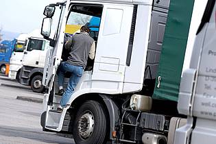Uwe Anspach/dpa/dpa-tmn | Je nach Beruf hat Hitze unterschiedliche Auswirkungen - entsprechend müssen Arbeitgeber reagieren. 