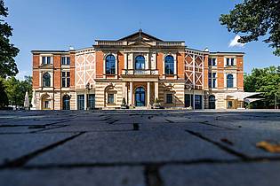 Daniel Karmann/dpa | Das Bayreuther Festspielhaus. (Archivbild)
