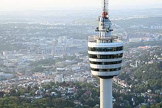 Bernd Weißbrod/dpa | Im Stuttgarter Fernsehturm gibt es nicht nur Essen, sondern auch Yoga-Events oder Weinverkostung. (Archivbild)
