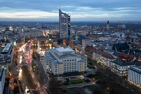 Jan Woitas/dpa | Leipzig: Blick auf die Oper und den dahinterliegenden Augustusplatz mit dem City-Hochhaus. (Archivbild)