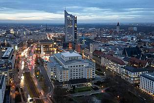 Jan Woitas/dpa | Leipzig: Blick auf die Oper und den dahinterliegenden Augustusplatz mit dem City-Hochhaus. (Archivbild)