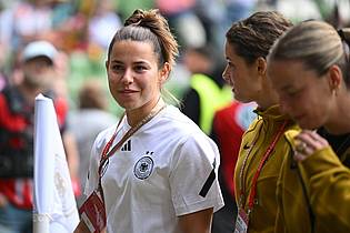 Carmen Jaspersen/dpa | Lena Oberdorf (l) schafft es nach langer Verletzungspause nicht mehr zur EM.