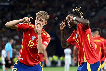 Marijan Murat/dpa | Hatten Spaß gegen Frankreich: Dean Huijsen und Nico Williams