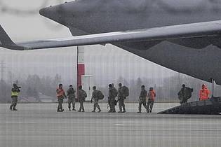 Truppen der 82. Luftlandedivision der US-Armee entladen Fahrzeuge aus einem Transportflugzeug, nachdem sie auf dem Flughafen Rzeszow-Jasionka im Südosten Polens angekommen sind. Foto: Czarek Sokolowski/AP/dpa