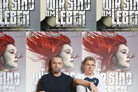 Ferran Casanova/Theater des Westens/dpa | Ulf Leo Sommer und Peter Plate sitzen vor Plakaten ihres neuen Musical-Projekts.