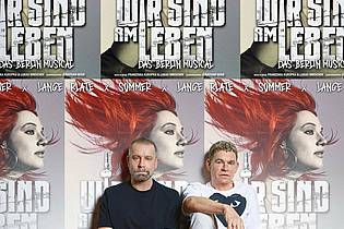 Ferran Casanova/Theater des Westens/dpa | Ulf Leo Sommer und Peter Plate sitzen vor Plakaten ihres neuen Musical-Projekts.
