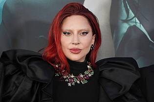 Jordan Strauss/Invision/AP/dpa | Popsängerin Lady Gaga ist diesen Sommer auch wieder als Schauspielerin zu sehen: In der populären Comedy-Horror-Serie «Wednesday» bei Netflix hat sie eine Rolle als Lehrerin Rosaline Rotwood.