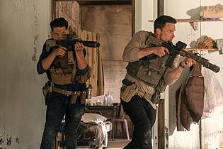 Warrick Page/Amazon Prime Video/dpa | Brax und Christian Wolff räumen auf.