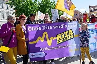 Patrick Pleul/dpa | Im brandenburgischen Cottbus demonstrieren Erzieherinnen und Erzieher bei einem Aktionstag im Mai gegen einen drohenden «Kita-Kollaps».