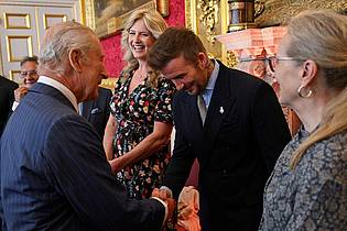 Chris J. Ratcliffe/Pool Reuters/AP/dpa | Der britische König Charles III (l) und David Beckham kennen sich seit Jahren persönlich.