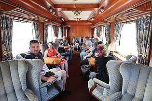 Matthias Bein/dpa | Blick in einen historischen Reisezugwagen Rheingold auf dem Werksgelände der VIS (Verkehrs Industrie Systeme GmbH) in Halberstadt. Zum Tag der offenen Tür präsentierte sich das Unternehmen VIS den Besuchern. Im Mittelpunkt stand die Präsentation des restaurierten SVT Görlitz, eines Schnelltriebwagens aus DDR-Zeiten. 