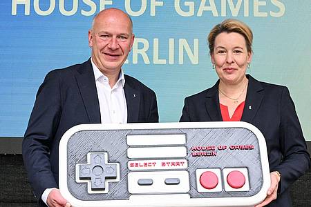 Jens Kalaene/dpa | Symbolischer Knopfdruck: Berlins Regierender Bürgermeister Kai Wegner (CDU) und Wirtschaftssenatorin Franziska Giffey (SPD) sind mit der Adresse für das House of Games zufrieden. 