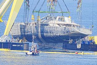 Peter Byrne/PA Wire/dpa | Nach zehn Monaten wurde die Luxusyacht komplett aus dem Wasser gehoben.