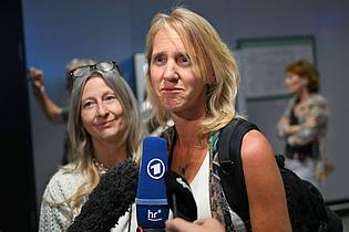 Arne Dedert/dpa | Kerstin (r.) und Carina berichteten von einer abenteuerlichen Reise nach Amman. 