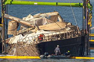 Salvatore Cavalli/AP/dpa |  Mithilfe von Spezialkränen wurde zunächst die 56 Meter lange Segeljacht aus rund 50 Metern Tiefe angehoben. 